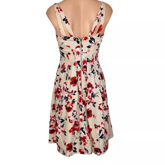 CUE Size 12 Fit Flare Floral Dress with Pockets - NWOT - Picture 2 of 16